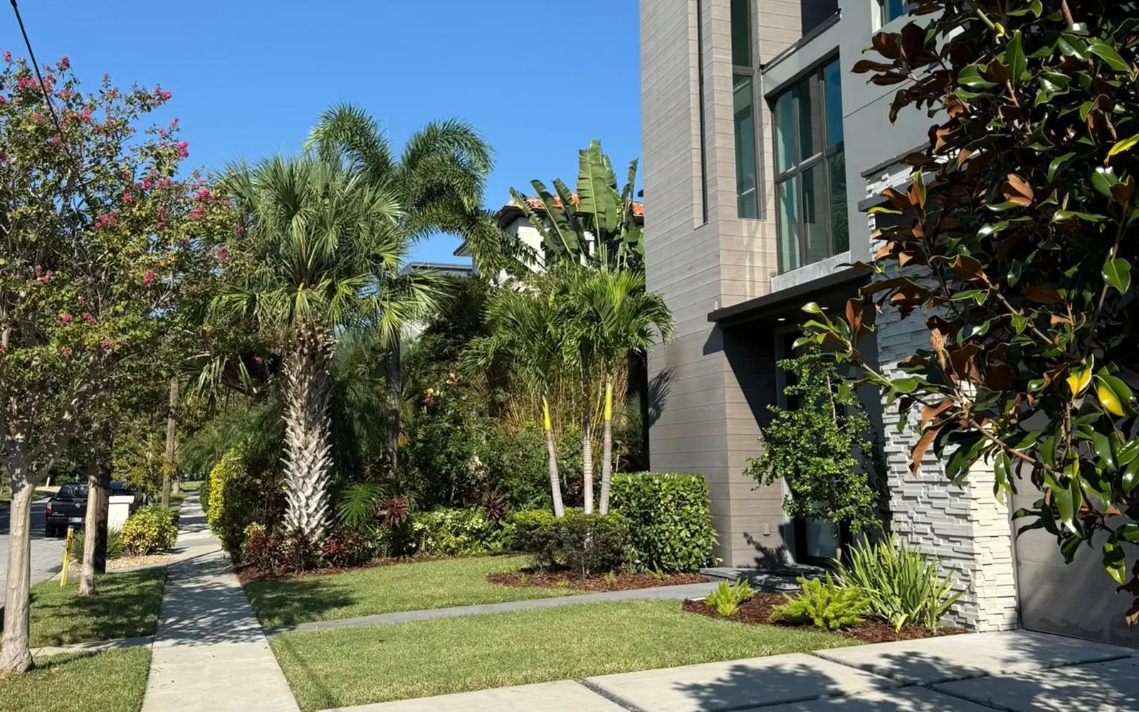 Fresh mulch and neatly defined planting beds around a Tampa Bay home